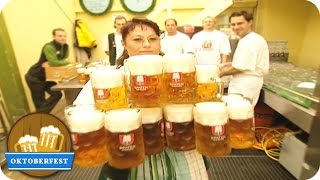 Weltrekord Frau trägt 18 Maß Bier  Oktoberfest München [upl. by Atsylak]